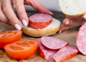 Piylənmə, diabet və xərçəng riski: Kolbasa həddindən artıq istifadə edilməməlidir