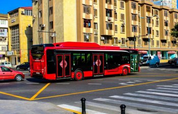 Avtobuslarda yeni sistem: sürücülər artıq dayanacaqdan kənarda saxlaya bilməyəcək - ŞƏRH
