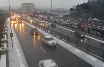 Bakıya yağan qar yollarda nəqliyyat vasitələrinin hərəkəti üçün heç bir ciddi çətinlik yaratmayıb