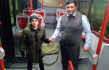 “BakuBus”ın sürücüsü tapdığı noutbuku sahibinə qaytardı