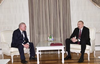 İlham Əliyev Artur Rasi-zadəyə orden təqdim edib
