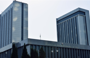 Milli Məclisdə deputatların adlarını göstərən lövhələr söküldü