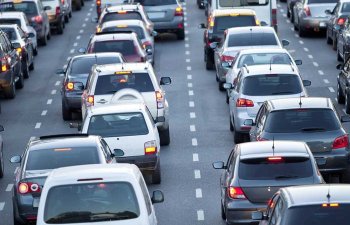 Sürücülərin qəzaya marağı bəzən nəqliyyat axınını tamamilə dayandırır