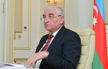 Məzahir Pənahov parlamentdə deputat vəsiqələrini təqdim edir