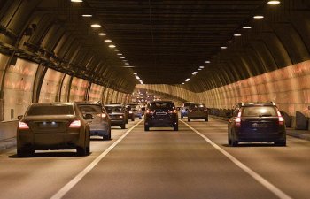 Bu gün Bakıda üzərindən dəmir yolu xətti keçən iki avtomobil tunelinin açılışı keçirilib