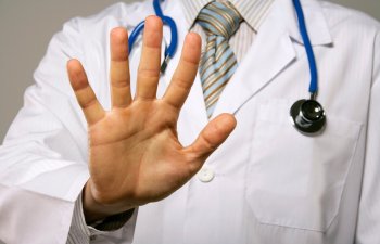 65 yaşdan yuxarı olan səhiyyə işçiləri adi rejimdə işlərini davam etdirəcək
