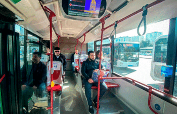 Bakıdakı bu avtobuslarda yanaşı oturmaq olmaz - Fotolar