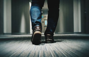 Koronavirus ayaqqabı ilə evə daxil ola bilər?