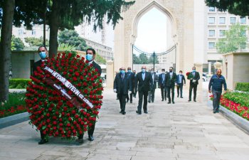 “Günay Bank”  ASC və “Günay Sığorta” Ulu Öndərin məzarını ziyarət edib