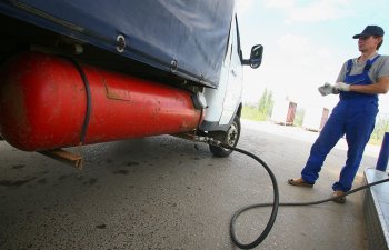 Rusiyada hökumət avtomobillərin benzindən qaza keçməsinin xərcini ödəyəcək