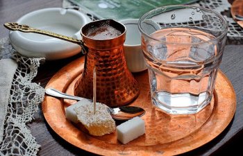 Türk qəhvəsinin yanında niyə su verilir?