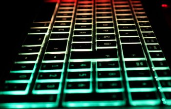 Apple yeni MacBook klaviaturalarında RGB işıqlar istifadə edə bilər