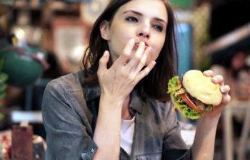 Arıqlamaq istəyənlər “fast-food”dan imtina etməyə bilərlər
