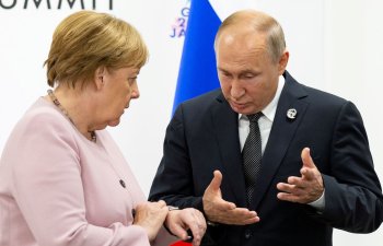 Putinlə Merkel arasında telefon danışığı olub