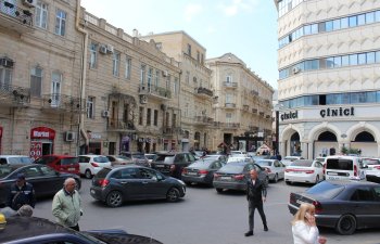 Bakının parkinq problemi: Səbəblər və həll yolları 