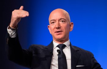 Jeff Bezos bir gündə ən çox pul qazanan milyarder olub