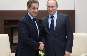 Sarkozi: Putinlə eyni anda əlimizi şokolada uzatdıq...