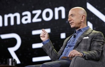 Jeff Bezos Amazonun səhmlərini 3,1 milyard dollara satıb.