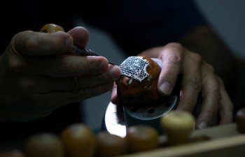 İş adamının sifarişi ilə dünyanın ən bahalı tibbi maskası hazırlanır - qızıl, brilyant...