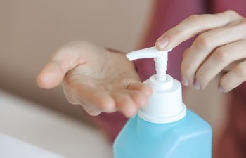 Alimlər koronavirusun dəridə neçə saat qaldığını müəyyənləşdirib