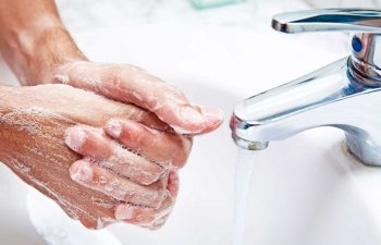 Alimlər əllərin yuyulmasını dezinfeksiyaedici vasitələrdən üstün hesab edirlər