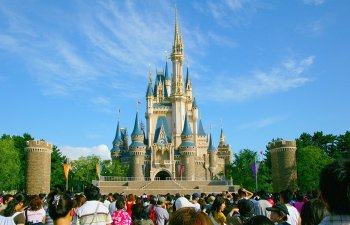 Reuters: Disney pandemiyaya görə kütləvi ixtisara gedir