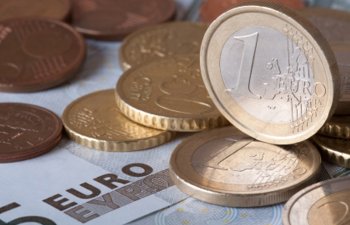 Доллар США продолжает дешеветь к евро и иене