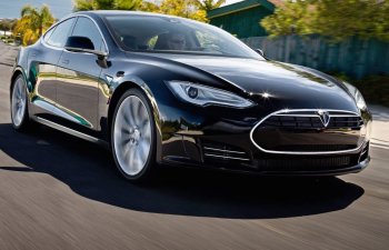 Azərbaycanda maşın bazarına Tesla Model S satışa çıxarıldı - FOTO