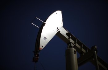 Brent подешевела до $55,56 за баррель