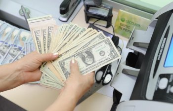 Azərbaycanda hüquqi şəxlərin əmanətləri üzrə dollarlaşma 58,1%-dək azalıb