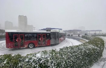 BNA: Qarlı hava Bakıda nəqliyyat vasitələrinin hərəkətini çətinləşdirib