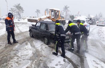 Qarlı hava nəticəsində Bakıda baş verən qəzaların sayı açıqlandı