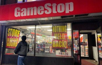 “GameStop”un səhmləri 25 dəqiqə ərzində yarıya qədər “çöküb”
