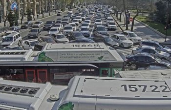 Paytaxtın bir sıra küçə və prospektlərində sıxlıq müşahidə edilir