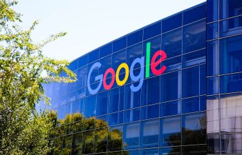 Google cihazları baş mimikası ilə idarə etməyə imkan verən funksiya əlavə edib