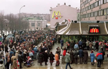 Bağlanacağı xəbərini eşidən rusiyalılar “McDonalds”a axışdılar - FOTOLAR