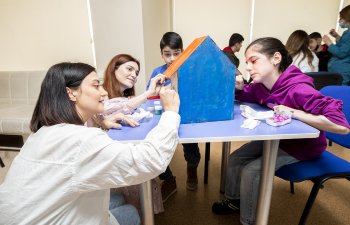 Yelo Bank reabilitasiya mərkəzindəki uşaqlarla birgə quşlar üçün yuvalar hazırladı