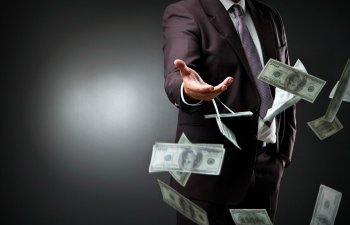 ABŞ-da böyük şirkət rəhbərlərinin maaşı rekord həddə çatıb