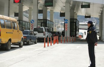 Rusiya Gürcüstanla quru sərhədini açıb