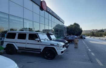 Baku Electronics səkini söküb maşın dayanacağı edib