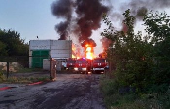 Donetskdə neft bazası yanır