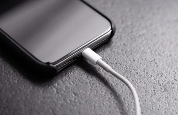 Məşhur analitik: \'iPhone 15 smartfonlarından minimum biri USB Type-C girişinə sahib olacaq\'