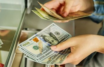 Rusiyalılar milyardlarla dollar alır və ölkədən çıxarırlar