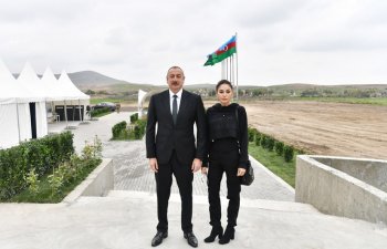 İlham Əliyev və Mehriban Əliyeva “Diri Baba” türbəsində aparılan yenidənqurma işləri ilə tanış olublar