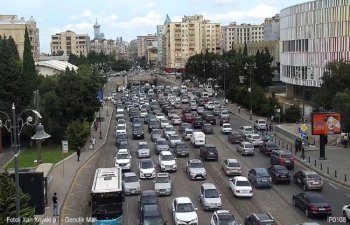 Bakıda yol təmiri aparılan küçədə sıxlıq yaranıb