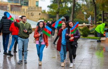 Zəfər və Bayraq günləri münasibətilə paytaxt sakinlərinə bayraqlar paylanıldı