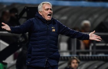 Joze Mourinyo futbolçulardan birinə \