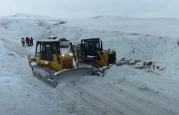 Çətin iqlim və relyef şəraitində yollar qardan təmizlənir-VİDEO