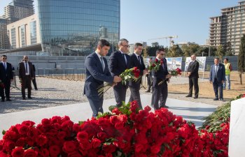 “AzerGold” QSC-nin rəhbərliyi və kollektivi Zəfər parkını ziyarət edib