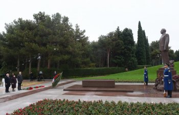 Dövlət və hökumət rəsmiləri Fəxri xiyabanda Ulu Öndər Heydər Əliyevin xatirəsini yad ediblər